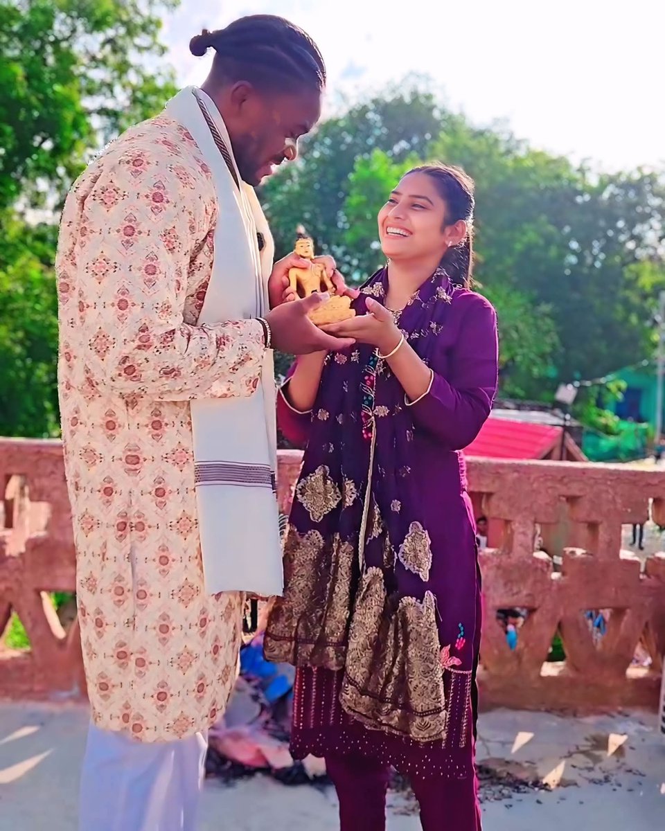 BhawnaMaur69775's tweet image. भारत की पहचान सिर्फ तथागत गौतम बुद्ध से हैं विदेश से भारत आए फिटनेस कोच को सोशल मीडिया स्टार शिवानी कुमारी ने तथागत गौतम बुद्ध जी की मूर्ति भेंट की 🙏
#नमो_बुद्धाय 🙏🌿☸️