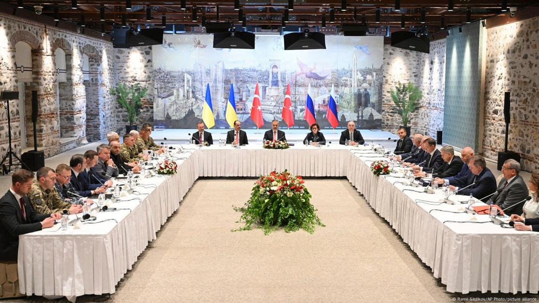 dw_russian's tweet image. Переговоры Украины и РФ могут пройти вечером 23 июля, сообщают турецкие, украинские и российские издания со ссылкой на источники. По данным "Укринформа", встреча назначена на 19:00 по местному времени в Стамбуле. Официально о дате и времени переговоров не сообщалось.
Российская…