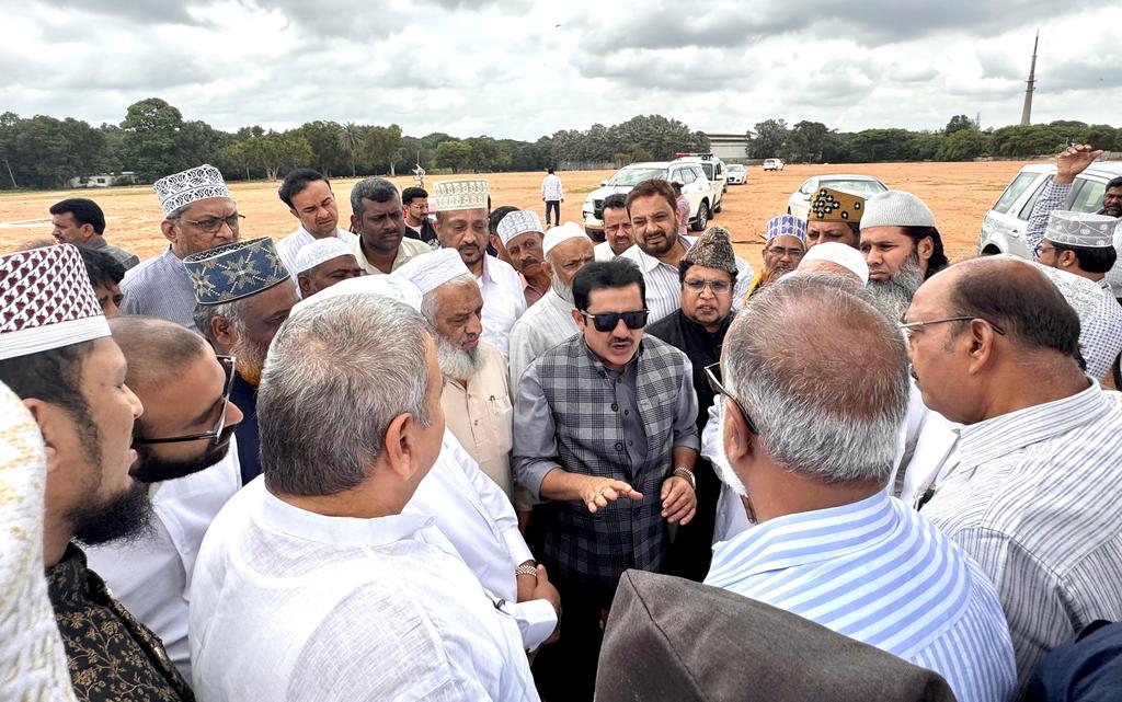 BZZameerAhmedK's tweet photo. Inspected the site of the Meelad Conference Conference, which is scheduled to be organized by Sunni Ulema at the Bangalore Palace Ground of Bengaluru City 

Along with CM Political Secretary Janab Nasir Ahmed, MLC Janab Abdul Jabbar &amp; Sunni Jamaat Ulema Leaders https://t.co/k5R5lAYr47