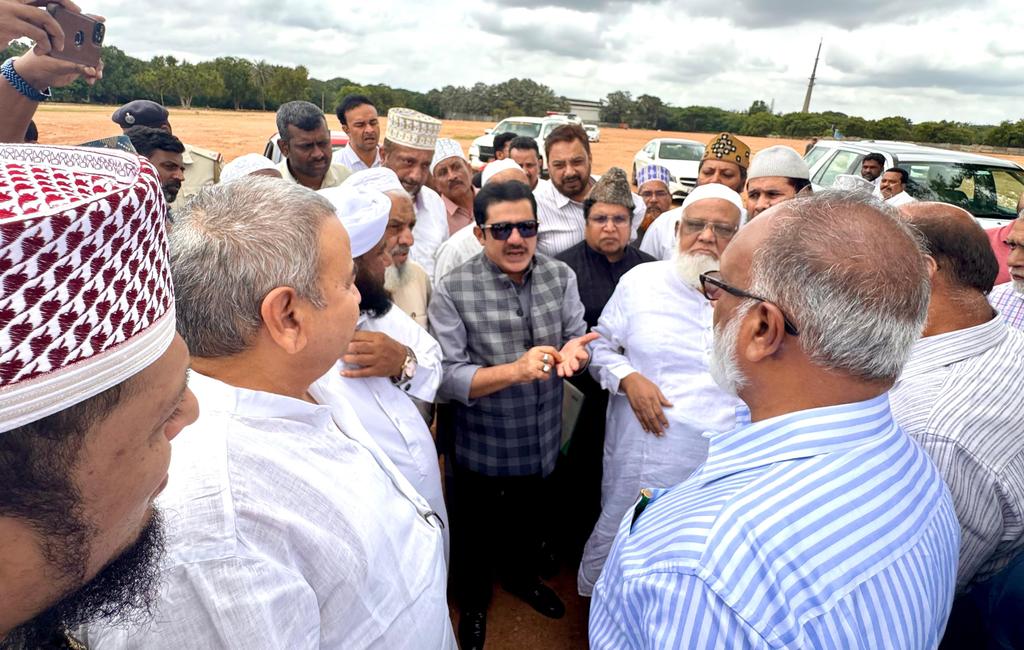 BZZameerAhmedK's tweet photo. Inspected the site of the Meelad Conference Conference, which is scheduled to be organized by Sunni Ulema at the Bangalore Palace Ground of Bengaluru City 

Along with CM Political Secretary Janab Nasir Ahmed, MLC Janab Abdul Jabbar &amp; Sunni Jamaat Ulema Leaders https://t.co/k5R5lAYr47