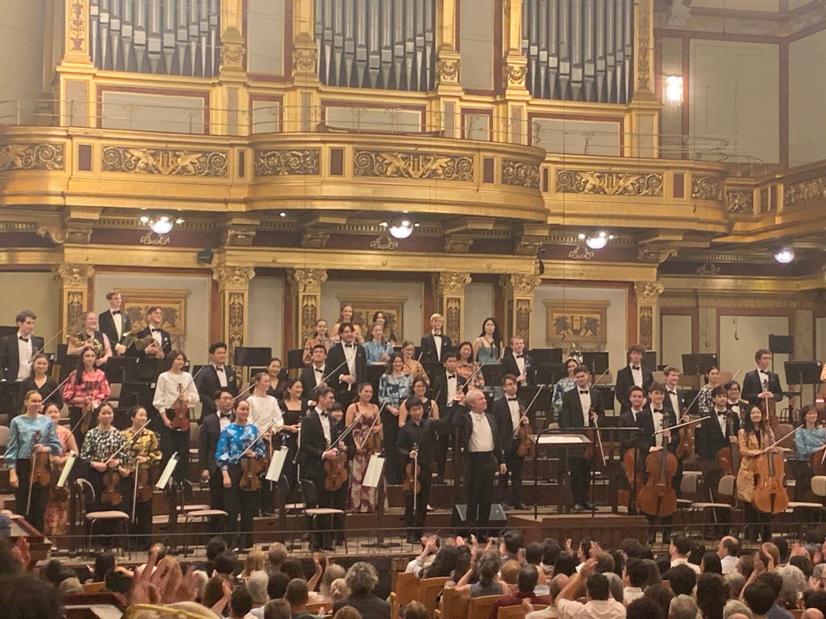 AusAmbVIE's tweet image. On 20 July, the Australian Youth Orchestra wowed a full house at the Wiener Musikverein under the direction of David Robertson & Carlo Antonioli. Soloists William Barton (didgeridoo) & Christian Li (violin) moved the audience to standing ovations – a special day for🇦🇺 music in🇦🇹!