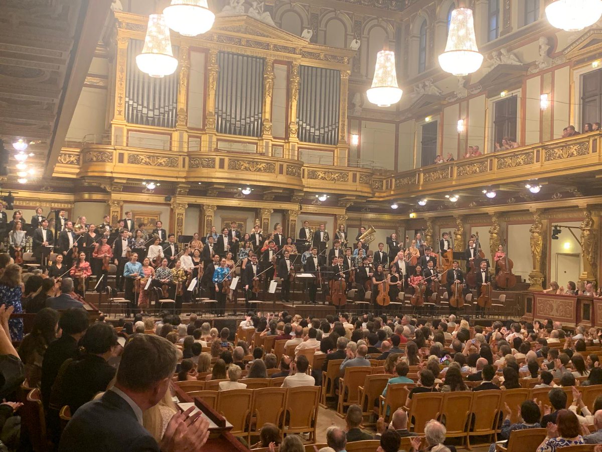 AusAmbVIE's tweet image. On 20 July, the Australian Youth Orchestra wowed a full house at the Wiener Musikverein under the direction of David Robertson & Carlo Antonioli. Soloists William Barton (didgeridoo) & Christian Li (violin) moved the audience to standing ovations – a special day for🇦🇺 music in🇦🇹!