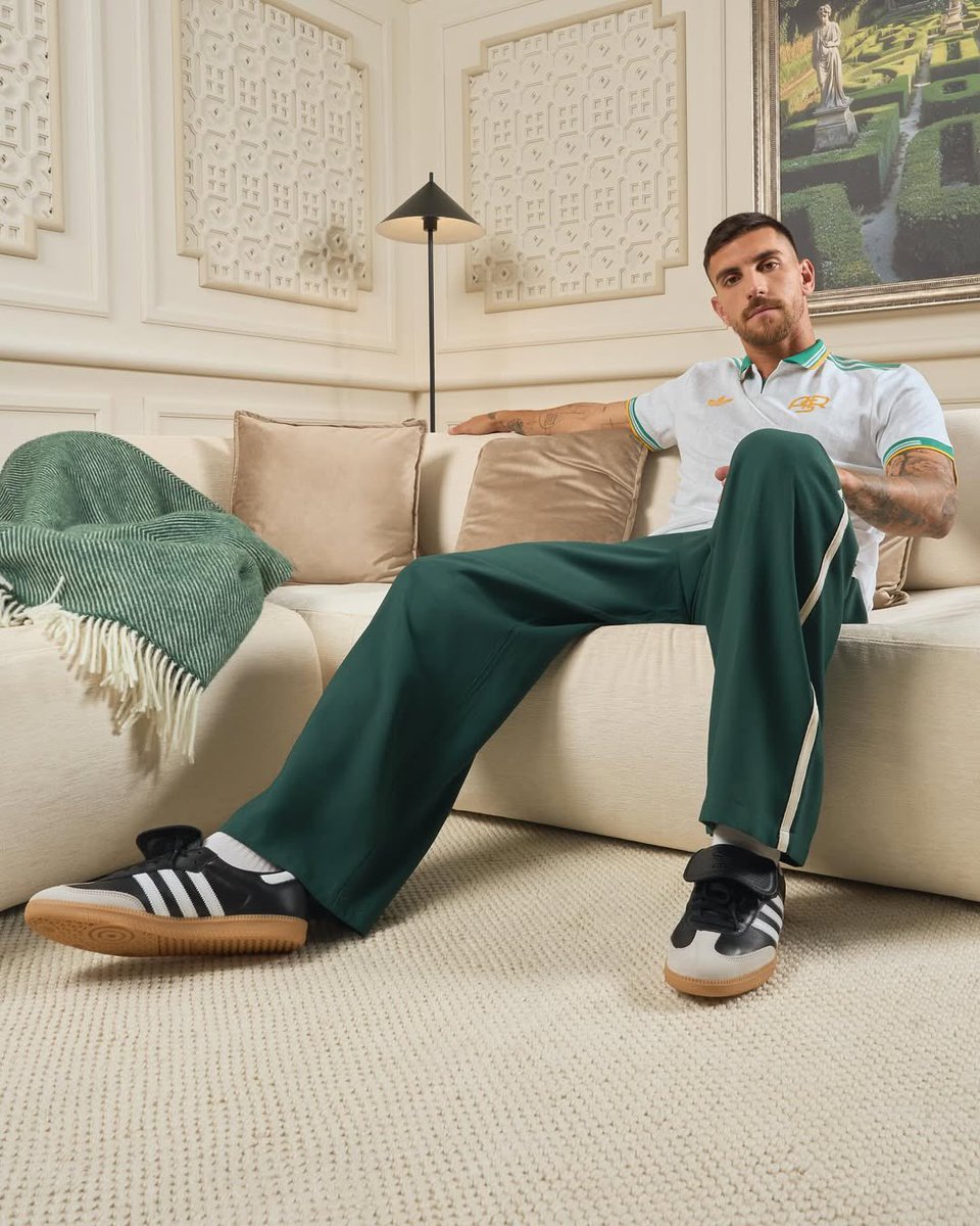 AthleteVanity's tweet image. This AS Roma’s third kit has to be the best third kit of the season 😮💨