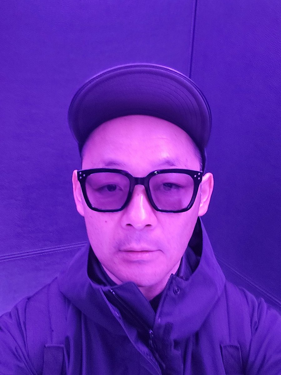 長いエスカレーターに乗りながら人類の築き上げてきた文明、そして繁栄。に浸っている。そんなエスカレーターの最後。手すりの下に雑巾が落ちていた。まさか！手すりを掃除しているオジサンがエスカレーターの手すりに吸い込まれたのか！僕は知った。人類が作ってきたもの全ては味方ではないという事だ