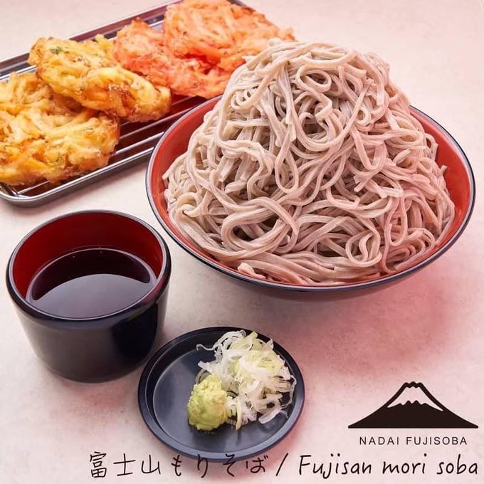 fujisobar's tweet image. まず丼にそばを盛ります(1玉)
さらにそばを盛ります(2玉)
そしてさらにそばを盛ります(3玉)
以上、富士山もりそばの誕生です。