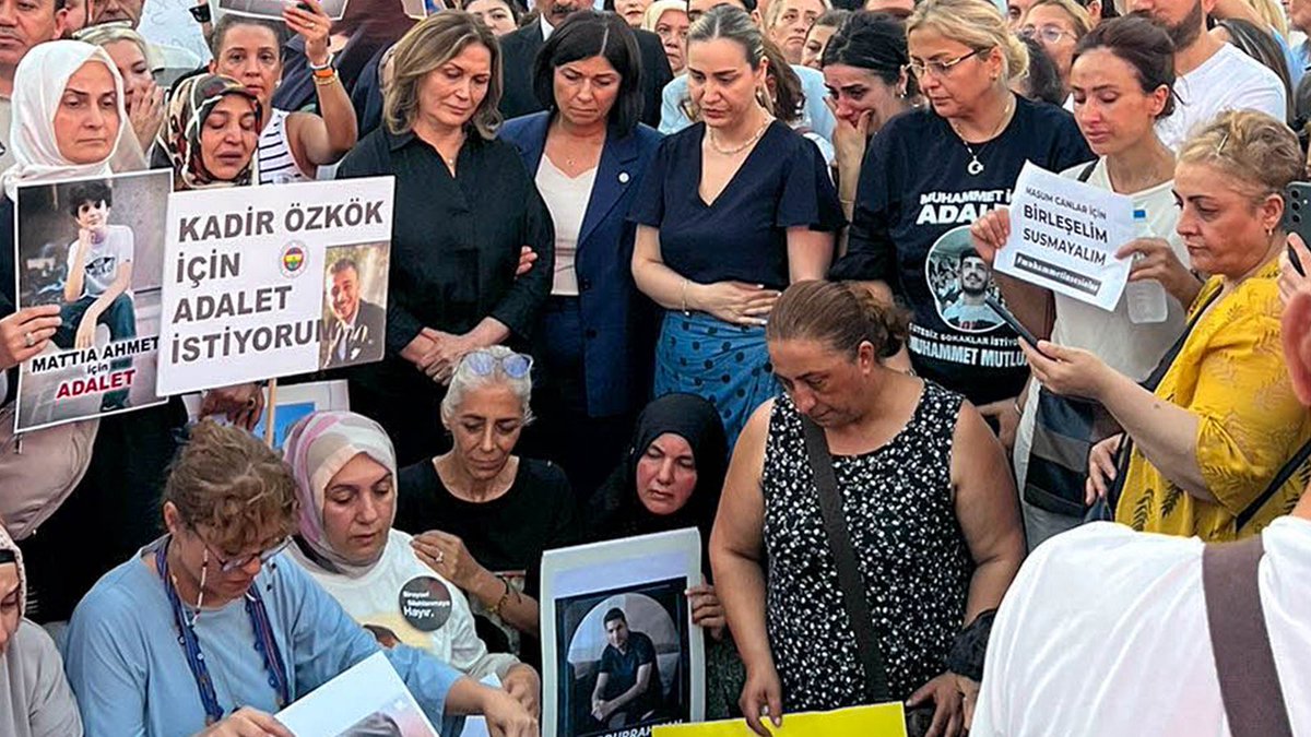 Bir annenin yüreğindeki yangın hepimizin yüreğini yakar…

Kadın, Aile ve Sosyal Hizmetler Başkanımız Kevser Ofluoğlu ile Genel Başkanımız Sayın Müsavat Dervişoğlu’nun eşi Nahide Dervişoğlu,

Evladı Mattia Ahmet Minguzzi için adalet arayan Yasemin Minguzzi’ye destek olmak üzere