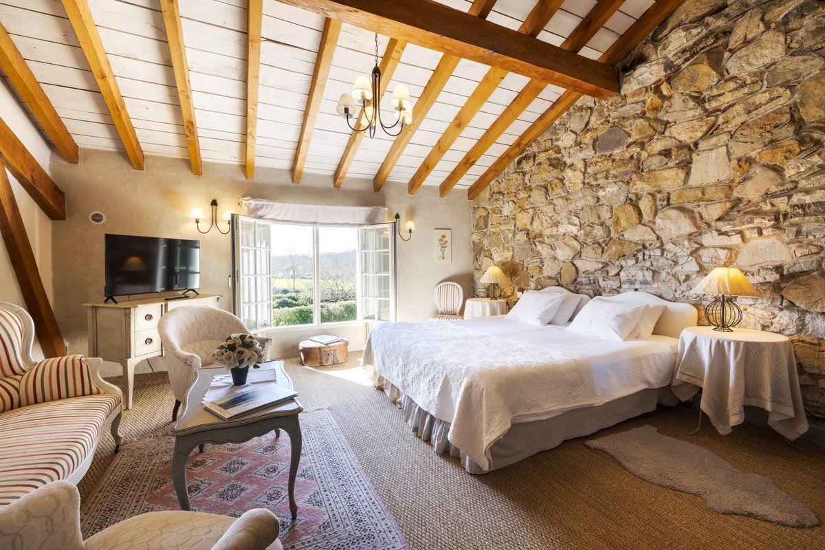 DomainedeBassi's tweet image. Poutres apparentes, pierres anciennes, matières nobles...

La chambre Luxe du Domaine de Bassilour allie charme, sérénité et raffinement.
Un cocon idéal pour une escapade à deux, au cœur du Pays Basque.

#ChambreLuxe #HotelDeCharme #Bidart #PaysBasque #SejourRomantique