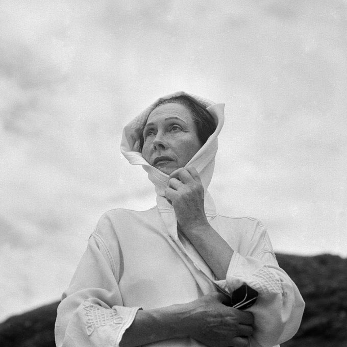ClassicFilm2's tweet image. Pensée pour la gouailleuse Arletty :
« Certains ne sont jamais seuls, ils sont toujours accompagnés de leur connerie. »