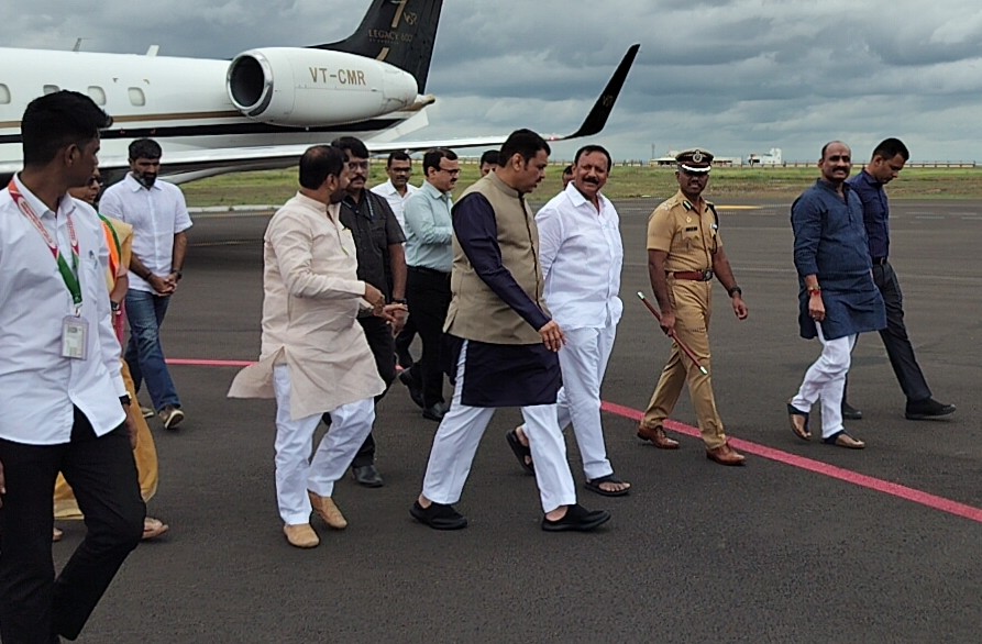 “राज्याचे लाडके व लोकप्रिय मुख्यमंत्री मा. ना. श्री. देवेंद्रजी फडणवीस साहेब सोलापूर जिल्ह्याच्या दौऱ्यावर आले असता सोलापूर विमानतळावर आमदार विजय देशमुख यांनी गुलाबपुष्प देऊन श्री शिवयोगी सिद्धरामेश्वरांच्या पावन नगरीत स्वागत केले.”

<a href="/Dev_Fadnavis/">Devendra Fadnavis</a> #solapur