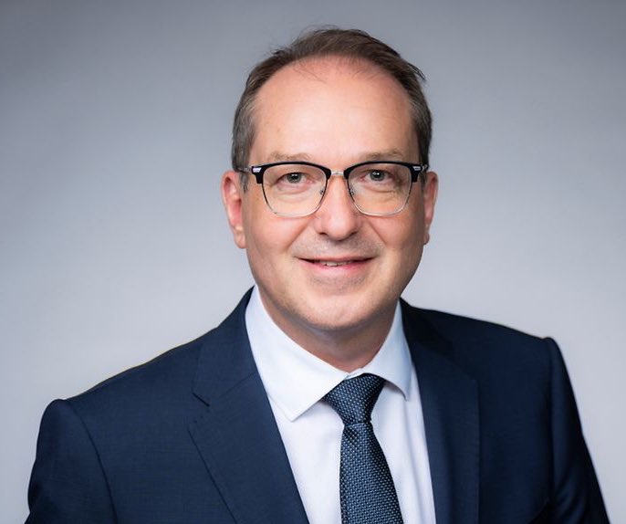 NadeebQa's tweet image. 🇩🇪🇶🇦| سعادة الشيخ خليفة بن حمد آل ثاني وزير الداخلية وقائد قوة الأمن الداخلي "لخويّا" يتلقى اتصالًا من وزير الداخلية والمجتمع الألماني
حيث أعرب وزير الداخلية الألماني عن خالص شكره وتقديره للجهود التي بذلتها دولة #قطر في تسهيل عملية عودة مجموعة ثانية من المواطنين الأفغان من…