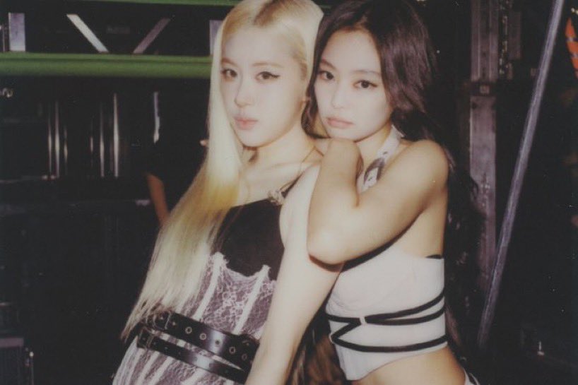 shenqwunrui's tweet image. patiently waiting for yg to release jump dance perf to get roseanns chronically online ass