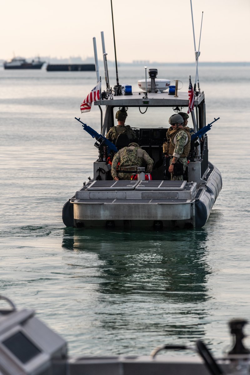 DefenceAust's tweet image. Darwin on 🔒 As part of Exercise @TalismanSabre 2025, @USCG Port Security Unit 307 personnel have been incorporated into the @AustralianArmy’s 2nd Division task force, protecting vital infrastructure across the city of 📍 Darwin, NT.
#YourADF #StrongerTogether #TS25…