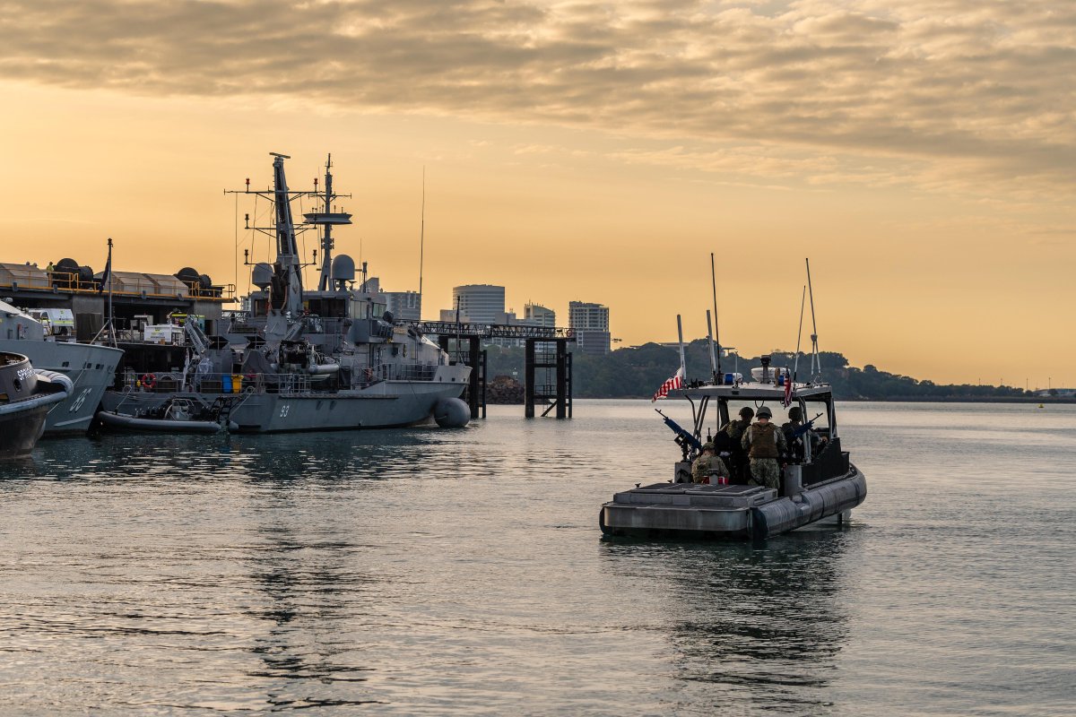 DefenceAust's tweet image. Darwin on 🔒 As part of Exercise @TalismanSabre 2025, @USCG Port Security Unit 307 personnel have been incorporated into the @AustralianArmy’s 2nd Division task force, protecting vital infrastructure across the city of 📍 Darwin, NT.
#YourADF #StrongerTogether #TS25…