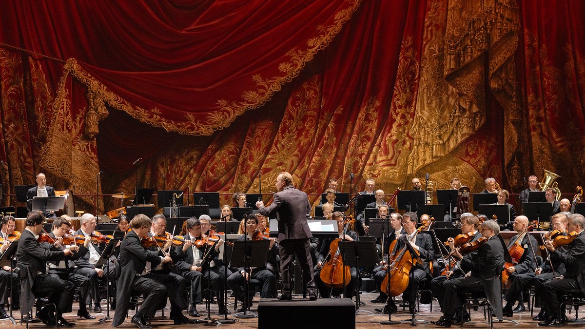 ROLEX's tweet image. Immersed in music since childhood, Yannick Nézet-Séguin is passionate about opening the classical world to all. A virtuoso conductor and member of the #RolexFamily, he seeks to connect with his audience by touching their hearts. More on bit.ly/Yannick_Nezet-… #Reachforthecrown