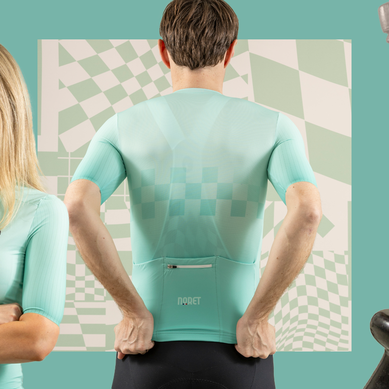 noretfrance's tweet photo. 🏁 | RETROPALINE

Un nom inspiré de son design rétro et de sa couleur éclatante. Clin d’œil aux maillots d’antan et aux forçats de la route. La Maison Noret signe ici une parenthèse poétique, une bulle de fraicheur en plein été. Vous aimez ? 😎

#Noret | #ÀPorterAvecFierté