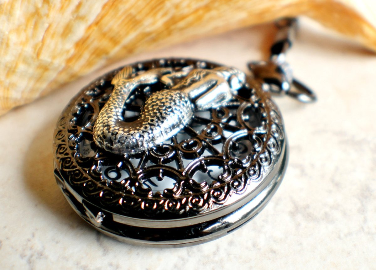charsfavorite's tweet image. Dive into style with our enchanting Mermaid battery-operated pocket watch for just $55. Timeless elegance awaits! Don’t miss this stunning accessory. #MermaidStyle #PocketWatchFashion
Shop Now charsfavoritethings.com/products/3merm…