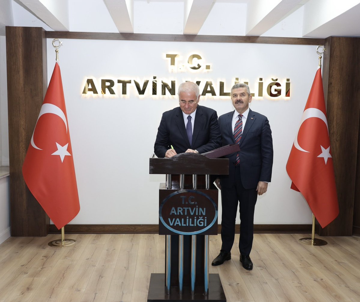 📍Artvin

Kamu Başdenetçisi Sayın Mehmet Akarca ve Kamu Denetçiliği Kurumu heyeti, “Ombudsman Artvinlilerle Buluşuyor” programı kapsamında, Artvin Valisi Sayın Dr. Turan Ergün’ü makamında ziyaret etti. 

Ziyarette, Kamu Başdenetçisi Sayın Mehmet Akarca Valilik Şeref Defterini