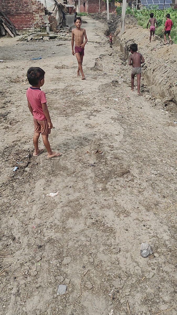 shubham_pande01's tweet photo. जिला कौशाम्बी थाना महेवाघाट सरसावा ब्लाक अंतर्गत ग्राम निखोदा मुख्य मार्ग PWD डामर रोड जो प्राइमरी जूनियर स्कूल तक जाता हैं कुछ दबंगों के द्वारा जबरदस्ती गड्ढा करवाया सरकारी रोड पर कब्ज़ा किया जा रहा है??
 प्रशासन जल्द से जल्द करवाई करे 
@Uppolice @kaushambipolice @DMkaushambi https://t.co/34eVDCAgnS
