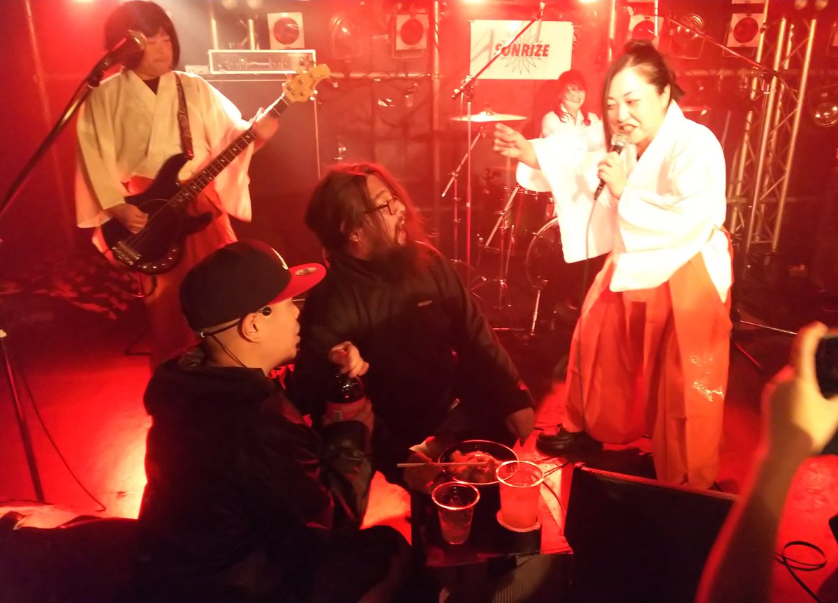 murakami_death's tweet image. これが灰脂さんにラーメンを食わせたヤクザの手口です。
そらラーメン食わせる事できるなら、ワンカップだって飲ませられるわ
以前みこさんのワンカップイッキ動画見ましたが口から胃に直結してる感じなんですよね、アオダイショウが卵飲む感じ🐍