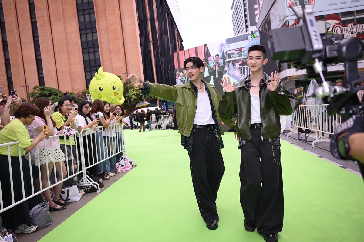 KAOHIT_ENT's tweet image. สยามแตก !!! บิวกิ้น-พีพี , BUS , GELBOYS พร้อมเหล่าเซเลบ Teen ICON 
โชว์สเต็ปเดิน Green Carpet ในงานเปิดตัว “AIS SIAM” เพลย์เฮ้าส์แห่งใหม่ใจกลางสยาม

#Bbillkin #PPkritt #GELBOYS
#BUSbecauseofyouishine #AlmondProgress 
#THEPLAYHOUSEWITHPURPOSE
#AIS5GGREENCITIZEN
#AISSIAM…
