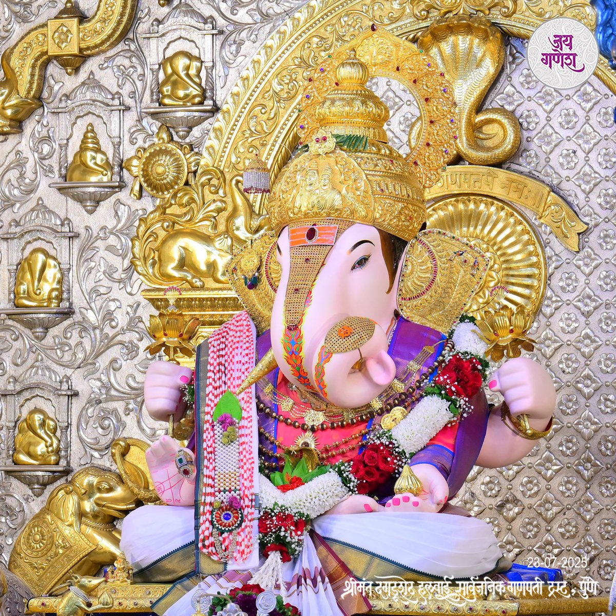 DagdushethG's tweet image. वक्रतुण्ड महाका सूर्यकोटि समप्रभ ।
निर्विघ्न कुरु मे देव सर्वकार्येषु सर्वदा ॥
#dagdusheth #shrimant #shrimantdagdusheth #dagdushethganpati #shrimantmoraya #dagdushethhalwaiganpati #bappa #bappamoraya