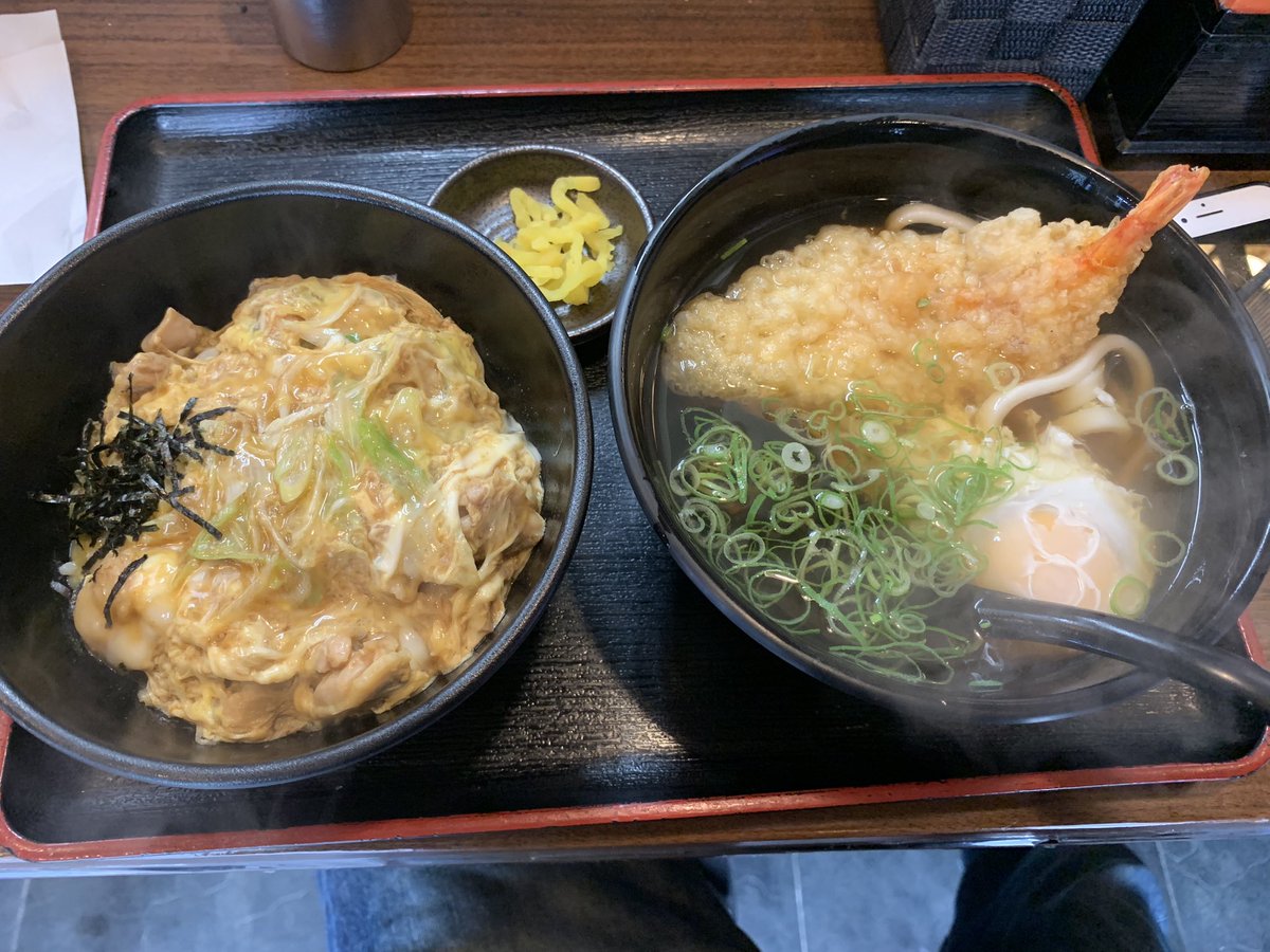 todo184's tweet image. なにわ屋新大阪店 大阪市淀川区西宮原
朝7時から空いてるって言うから立ち食いうどんかなって思って入ったらイスがあった笑
たくさんメニューがあってすごかった!
カレーうどんにご飯連れは
親子丼セットに卵と天ぷらトッピングしてた!
出汁にこだわりあるみたいでおいしかったよ!…