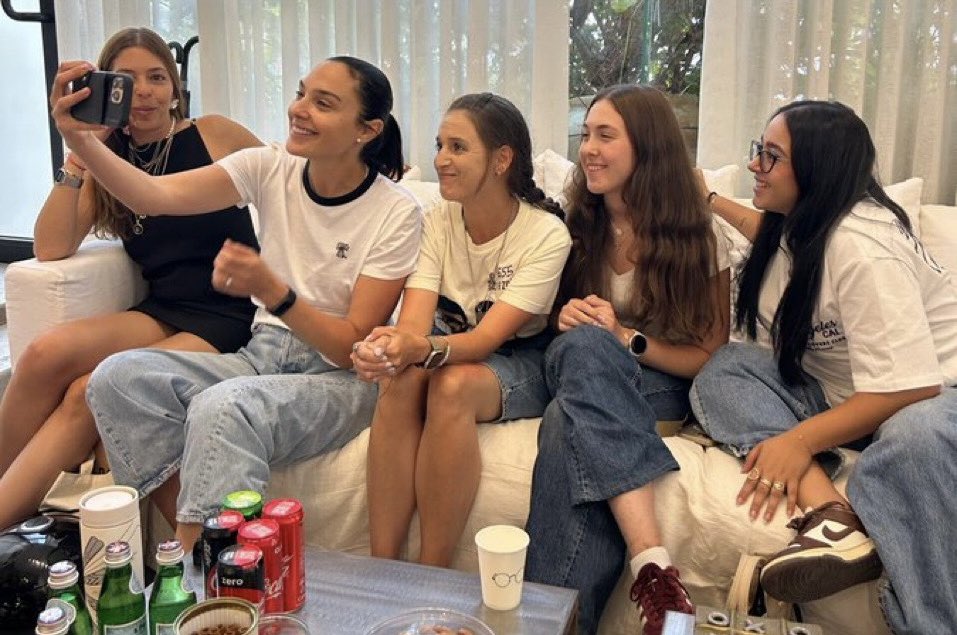 Toni_Airaksinen's tweet image. GAL GODOT MET WITH HOSTAGE SURVIVORS
Their named from left to right: Liri Albag, Naama Levy, Moran Stella Yanai, and Ilana Gritzewsky.
Not only are they all smiling, but they're fighting against Hamas too, to help save future Israelis🧡