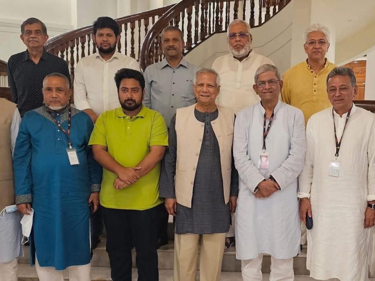 Eastsidepc71Ali's tweet image. ই/উ/নু/স গংরা নাকি বিপুল জনসমর্থন নিয়ে ক্ষমতায় এসেছে কিন্তু এখন ক্ষমতায় থেকেও জনরোষে ৮ ঘন্টা অবরুদ্ধ থেকে পিছনের দরজা দিয়ে পালাতে হচ্ছে !
একেই বলে ফ্যাসিস্ট সরকার !!
শেখ হাসিনা দেশে নেই , তারপরও শেখ হাসিনার ভয়ে ই*উ*নুসের চোখে ঘুম নেই !
রাতে চিৎকার করে ঘেমে নেয়ে ওঠে , বলে…