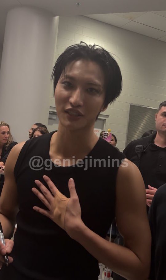geniejimins's tweet image. i got to tell him how amazing he did and how much i loved his skin performance this was the best day of my life 😭❤️ 

#ATEEZ #에이티즈 #AteezInYourFantasy #InYourFantasy #InYourFantasyTour #ATEEZinORLANDO