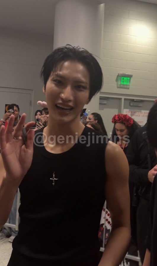 geniejimins's tweet image. i got to tell him how amazing he did and how much i loved his skin performance this was the best day of my life 😭❤️ 

#ATEEZ #에이티즈 #AteezInYourFantasy #InYourFantasy #InYourFantasyTour #ATEEZinORLANDO