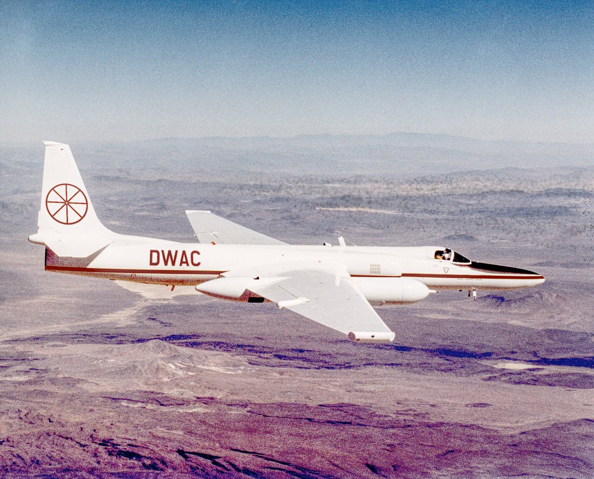 oxa11ce's tweet image. M5 Albatross of the DWAC in flight over Tilia during the Locust War