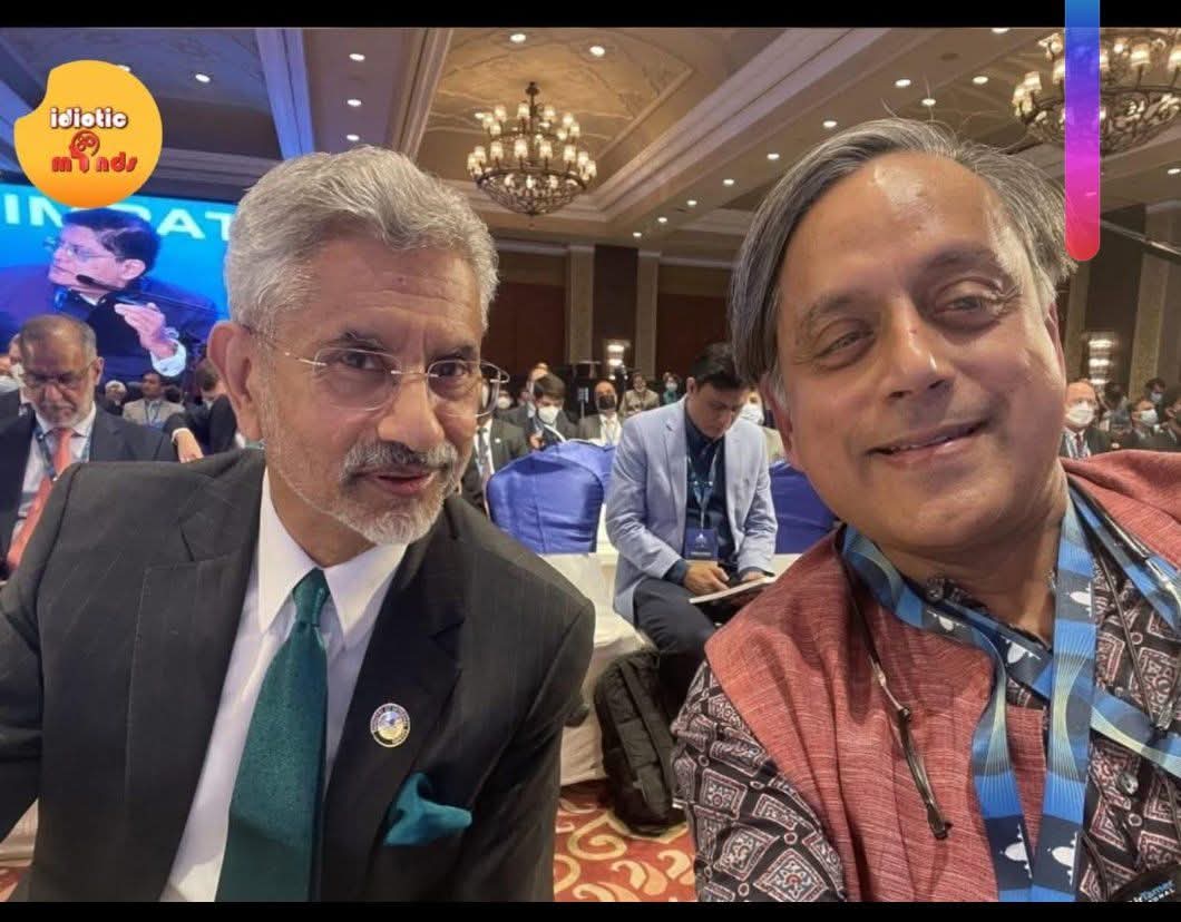 ना कोई स्पीच, ना कोई फेयरवैल
फिर कैसे कह दें, ऑल इज वैल?
 
Shashi Tharoor 😀😀