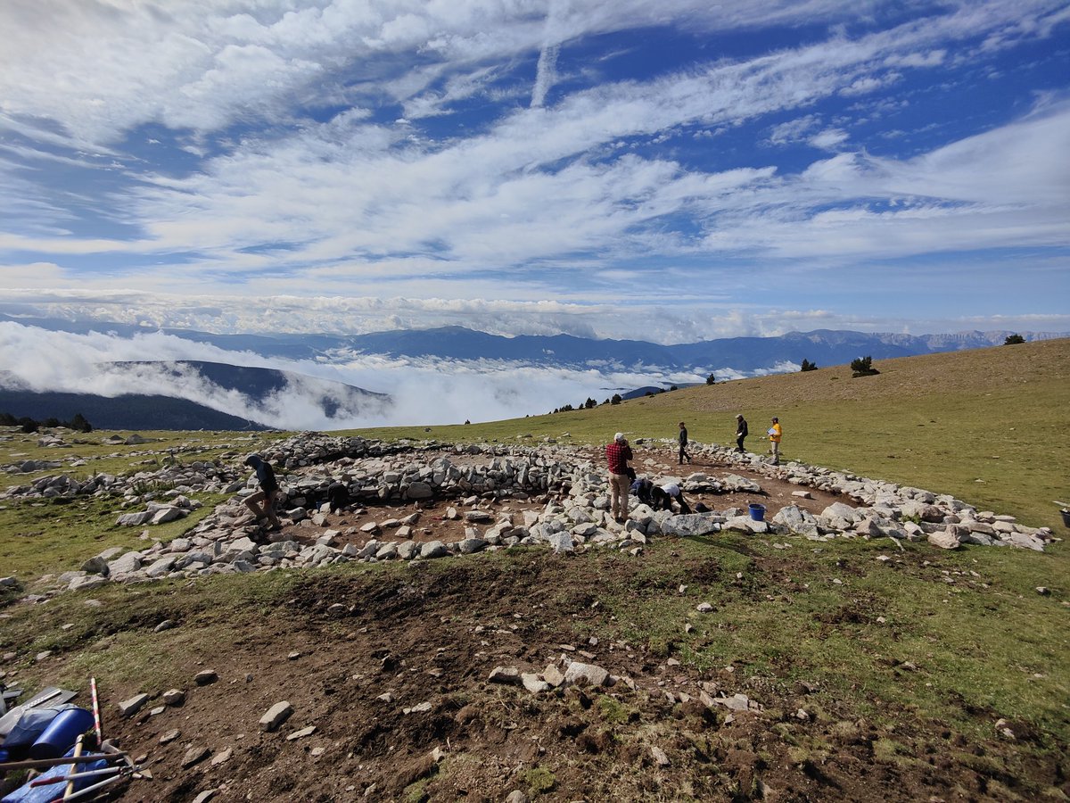 CulturMonts's tweet photo. El equipo #CulturMonts del #GIAP @ICAC_cat está llevando a cabo la última campaña arqueológica en el yacimiento romano de Coll de Molleres I (#Meranges, #Pirineos orientales). Un #patrimoniocultural excepcional, a 2.500m, representativo del paisaje cultural de la #Cerdanya
🧶👇 https://t.co/FvHGLiJ4wE