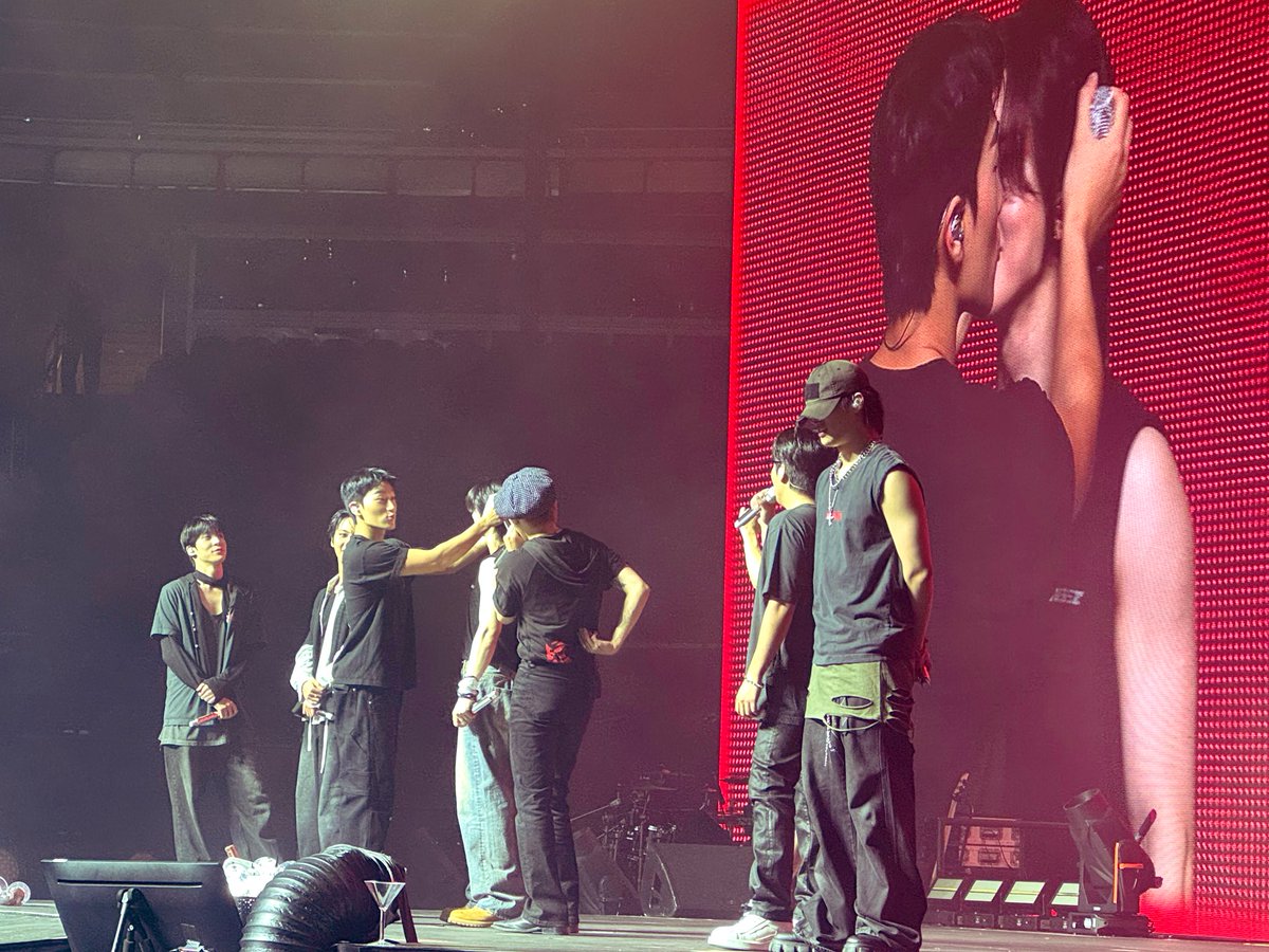 tayiico's tweet photo. found this among my concert vids 🥲
#ATEEZinOrlando https://t.co/bUyLg2tUc0