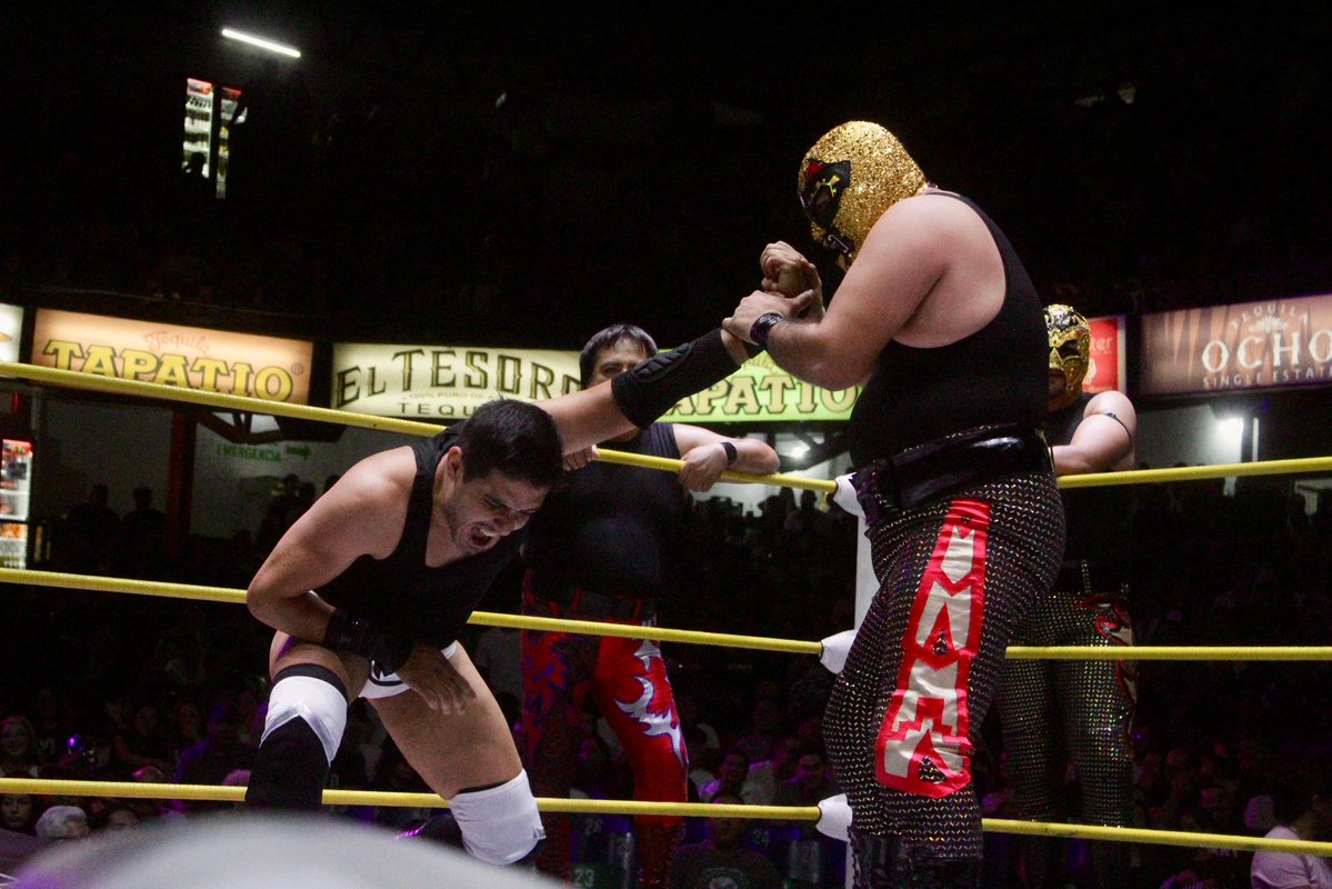 CMLL_OFICIAL's tweet image. Leo, Omar Brunetti y Legan sorprendieron con su agilidad y buen acoplamiento, logrando imponerse a Exterminador, Canalla y Demonio Maya en el arranque de la noche.
#MartesDeGlamourCMLL #CMLL