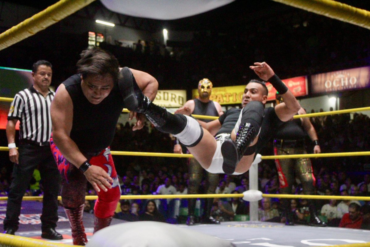 CMLL_OFICIAL's tweet image. Leo, Omar Brunetti y Legan sorprendieron con su agilidad y buen acoplamiento, logrando imponerse a Exterminador, Canalla y Demonio Maya en el arranque de la noche.
#MartesDeGlamourCMLL #CMLL