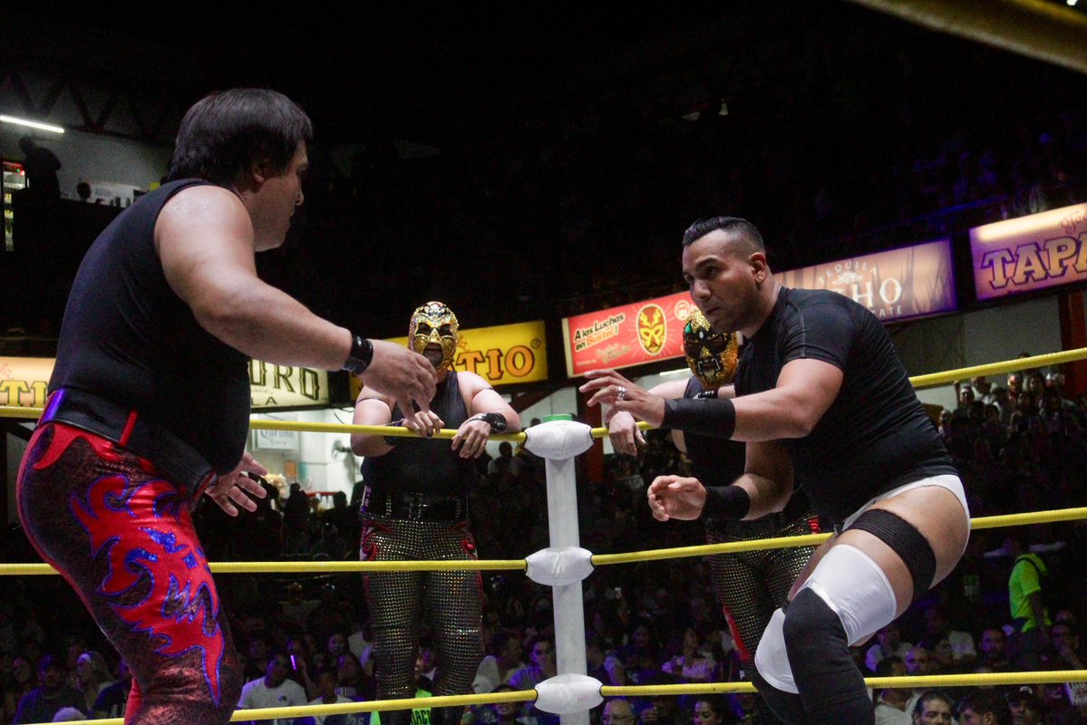 CMLL_OFICIAL's tweet image. Leo, Omar Brunetti y Legan sorprendieron con su agilidad y buen acoplamiento, logrando imponerse a Exterminador, Canalla y Demonio Maya en el arranque de la noche.
#MartesDeGlamourCMLL #CMLL