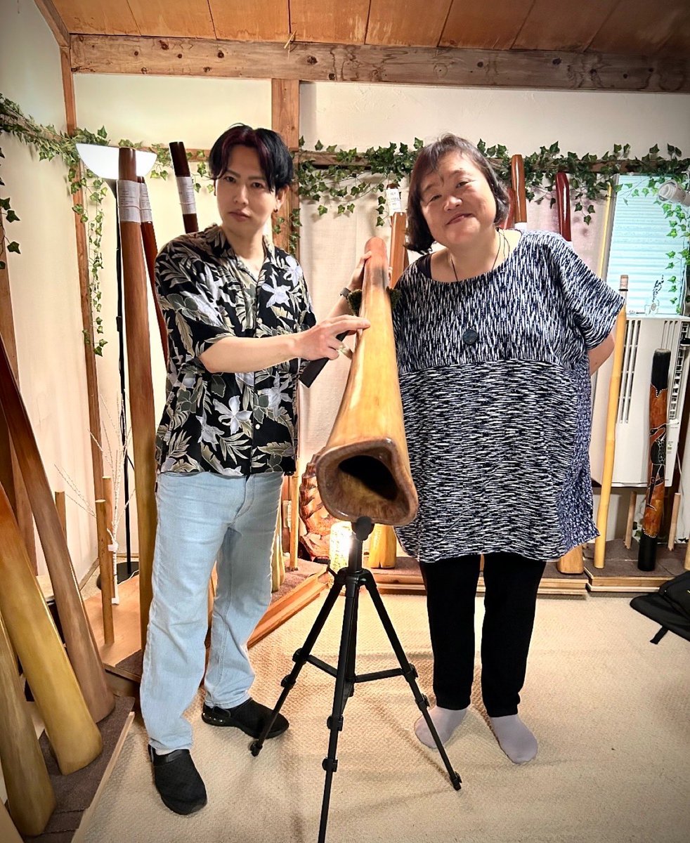smilygallery's tweet image. テレ東、世界の秘境で大発見!にも出演し
🇮🇳バンガロールで日本食堂を営む凄い人!
後藤理恵さんが先日、沼津市戸田の
ディジュリドゥのアトリエに
遊びに来てくれました!!…