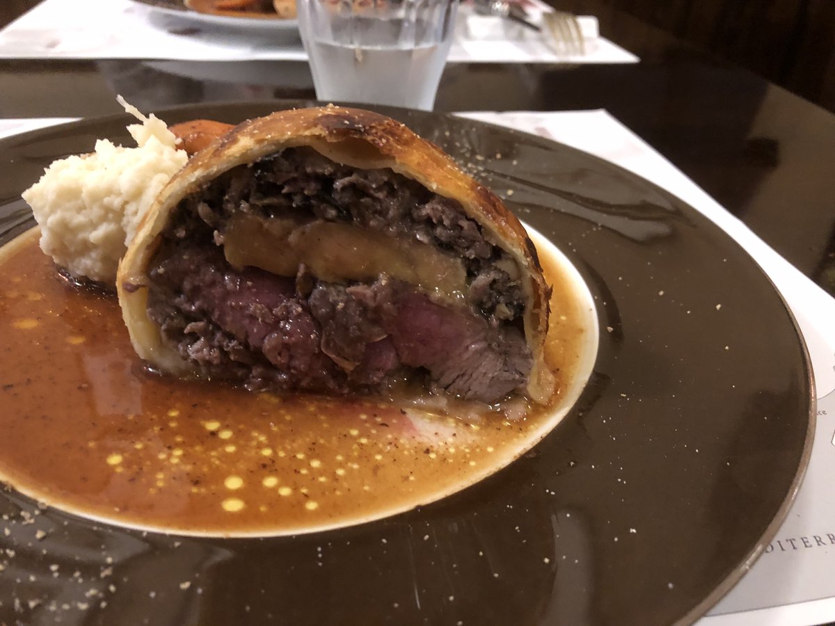 Alc_Rimbaud's tweet image. 大井町のポワソンルージュさん(金魚)@poisson2005で話題沸騰中の「フォアグラと牛ハラミのパイ包み焼き」のフィレ版(肉180 g、フォアグラ100 g、ファルシ180 g)2人で1つ😎
公式:tabelog.com/tokyo/A1315/A1…
この日は、お店のルイ・ジャドのクロ・サン・ジャック2009(最後の1本)とマリアージュ😍