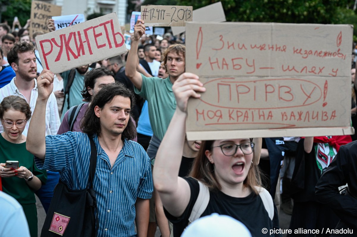 dw_russian's tweet image. Зеленский подписал закон, лишающий независимости антикоррупционные органы. Это следует из карточки законопроекта на сайте Верховной Рады. Подписание произошло на фоне массовых протестов, прошедших в Киеве и других крупных городах Украины.
Законопроект практически отменяет…