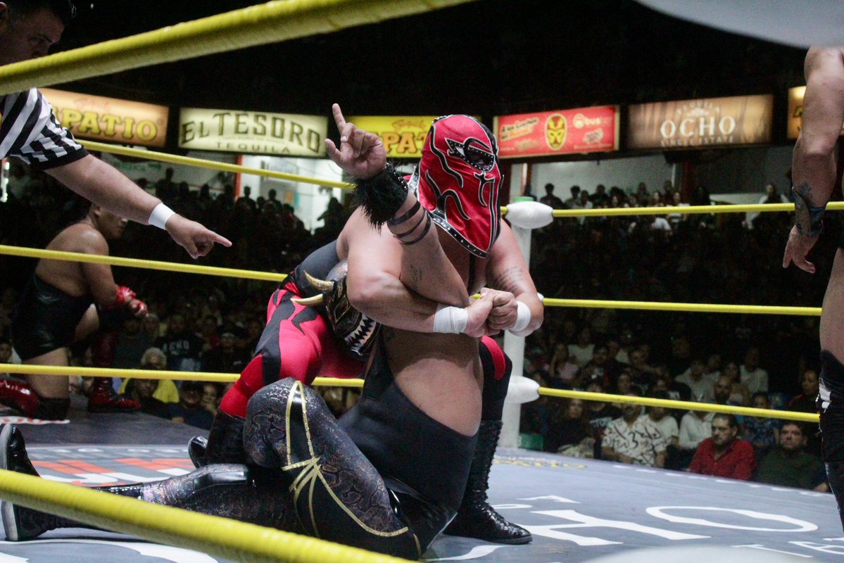 CMLL_OFICIAL's tweet image. Furia Roja volvió con sed de gloria, y junto a Ráfaga y Guerrero de la Muerte, reafirmaron su dominio como campeones, derrotando a la tercia de Bestia Negra, Draego y Príncipe Daniel.
#MartesDeGlamourCMLL #CMLL