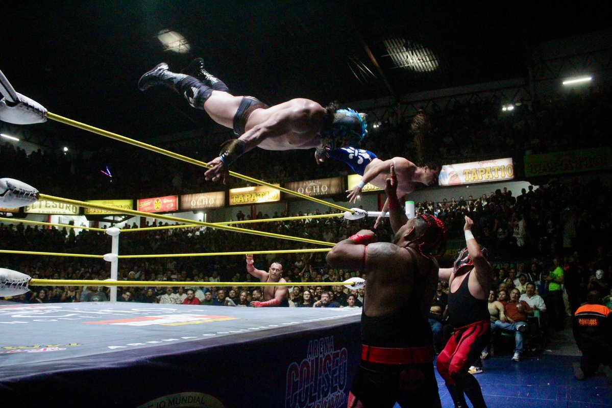 CMLL_OFICIAL's tweet image. Furia Roja volvió con sed de gloria, y junto a Ráfaga y Guerrero de la Muerte, reafirmaron su dominio como campeones, derrotando a la tercia de Bestia Negra, Draego y Príncipe Daniel.
#MartesDeGlamourCMLL #CMLL