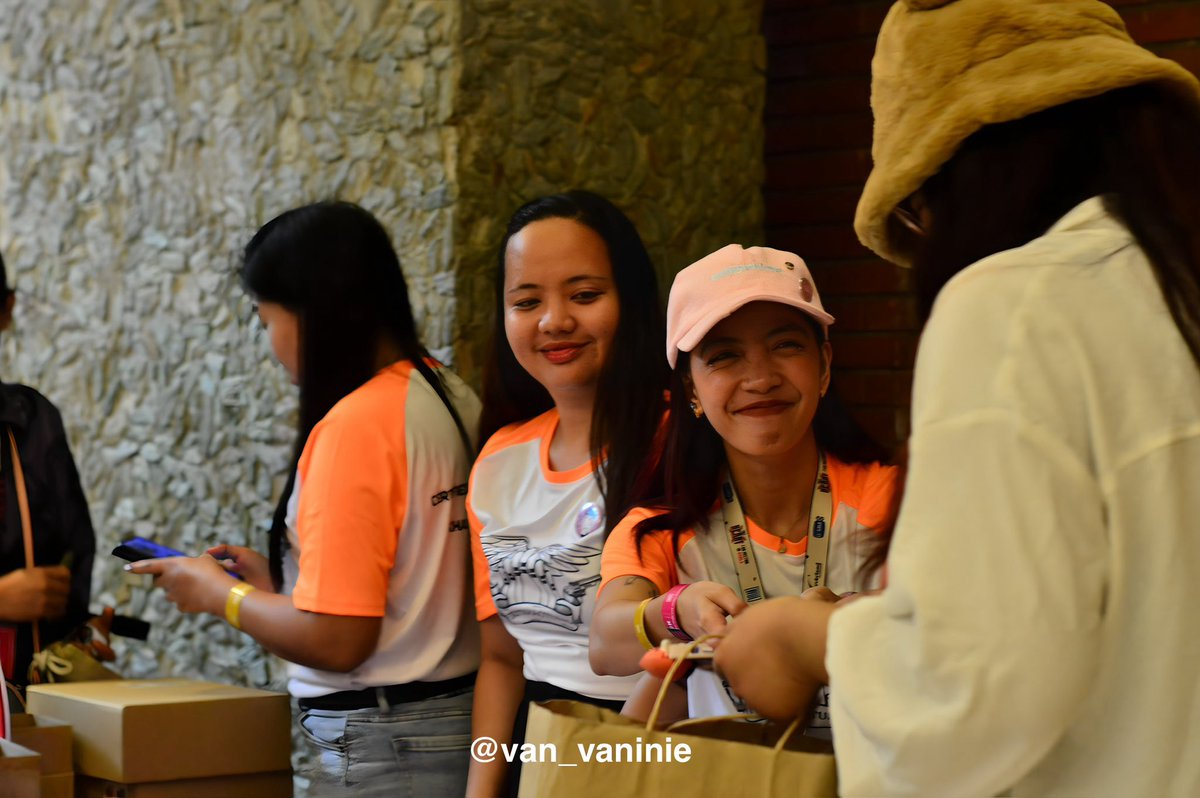 VanVan (@vanwillmeetfk) on Twitter photo Kudos to this beautiful people for preparing, organizing a fun and warm welcome to all the fans who attended the Manila FM.
See you guys on the next FirstKhao events!
<a href="/FirstKhaotungPH/">FirstKhaotung Philippines OFC | 🇵🇭</a> <a href="/f2kkttylndph513/">F2K KITTYLAND PH</a> Kudos to this beautiful people for preparing, organizing a fun and warm welcome to all the fans who attended the Manila FM.
See you guys on the next FirstKhao events!
<a href="/FirstKhaotungPH/">FirstKhaotung Philippines OFC | 🇵🇭</a> <a href="/f2kkttylndph513/">F2K KITTYLAND PH</a>