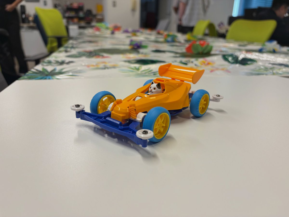 PhotoroomJP's tweet image. 『Photoroomで魅せるタミヤの世界』トークイベント中にご紹介した加工をご紹介🚗🪄✨
ミニ四駆キャットのネコちゃんを
PhotoroomのAI自動背景を使って加工させていただきました‼️
(1枚目:元画像、2~4枚目:AI自動背景で加工)
ネコちゃんの夏の大冒険!!!🍉🌊🌻といった感じですね🤩…