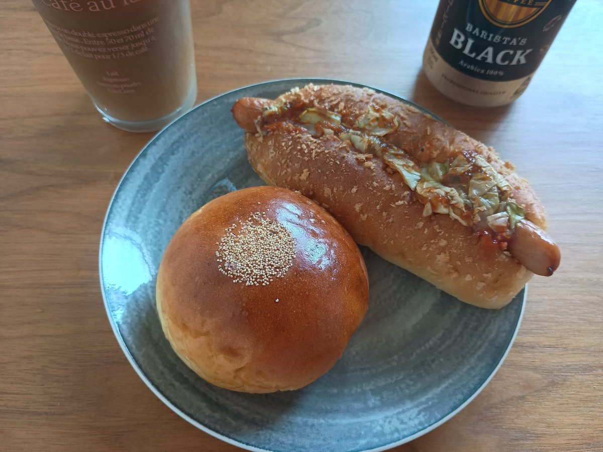 YYou719's tweet image. 仕事の帰り道
立ち寄ったパン屋さんで
カレーキャベツドッグと
あんぱん買ってきた🍞
タリーズのコーヒーで
ひと息☕️
#おひるごはん
#今日はパン