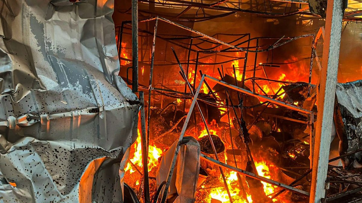 ukrpravda_news's tweet image. Окупанти вдарили безпілотниками по Великому Бурлуку: горів ринок, постраждала жінка pravda.com.ua/news/2025/07/2…