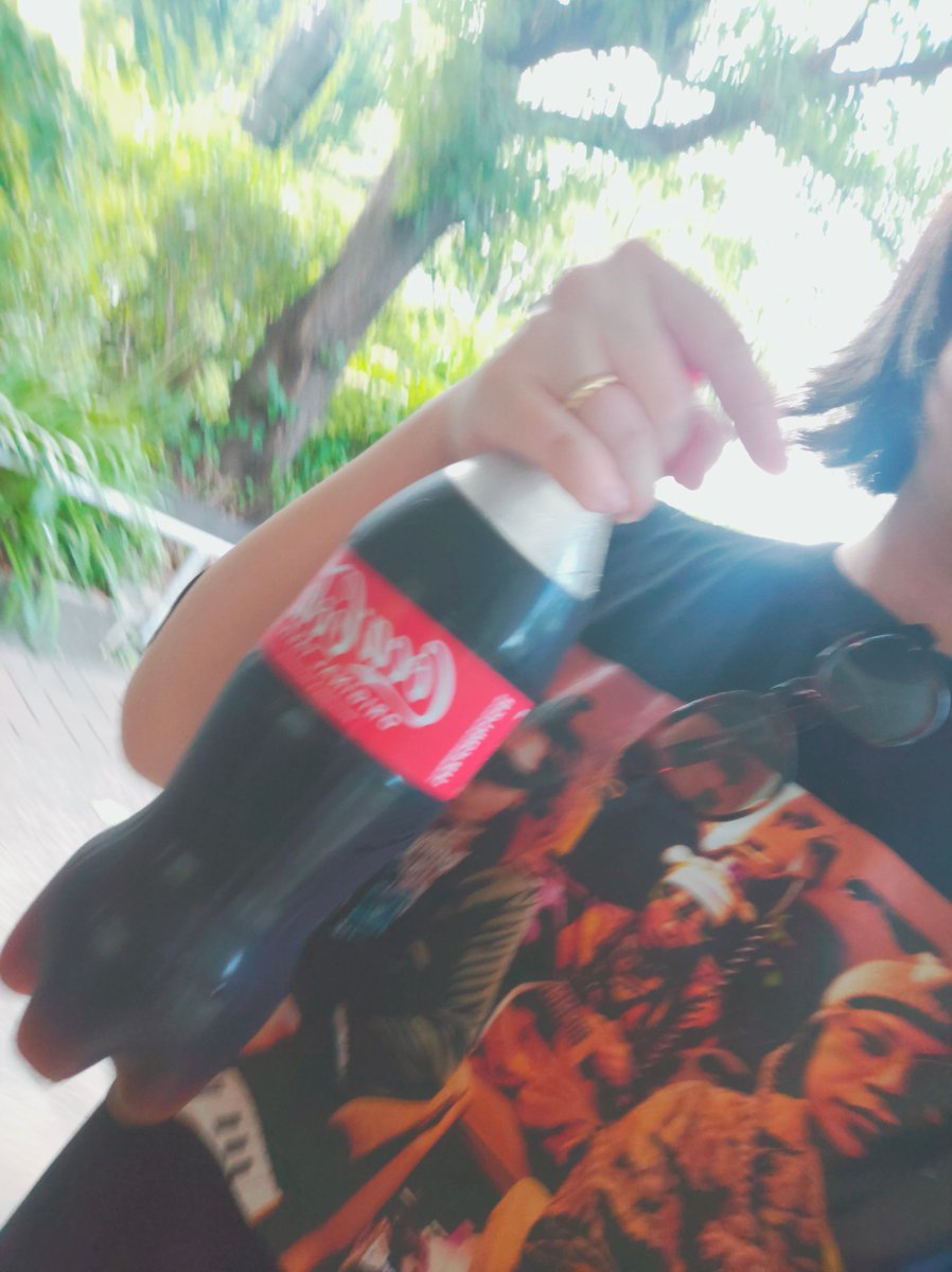 鶏のコーラ煮を作りたかっただけなんですよ、そのまま持ち帰ります、振って飲むんではありませんよ。。
ジムの帰りにコーラ手持ちで帰るおばさんです