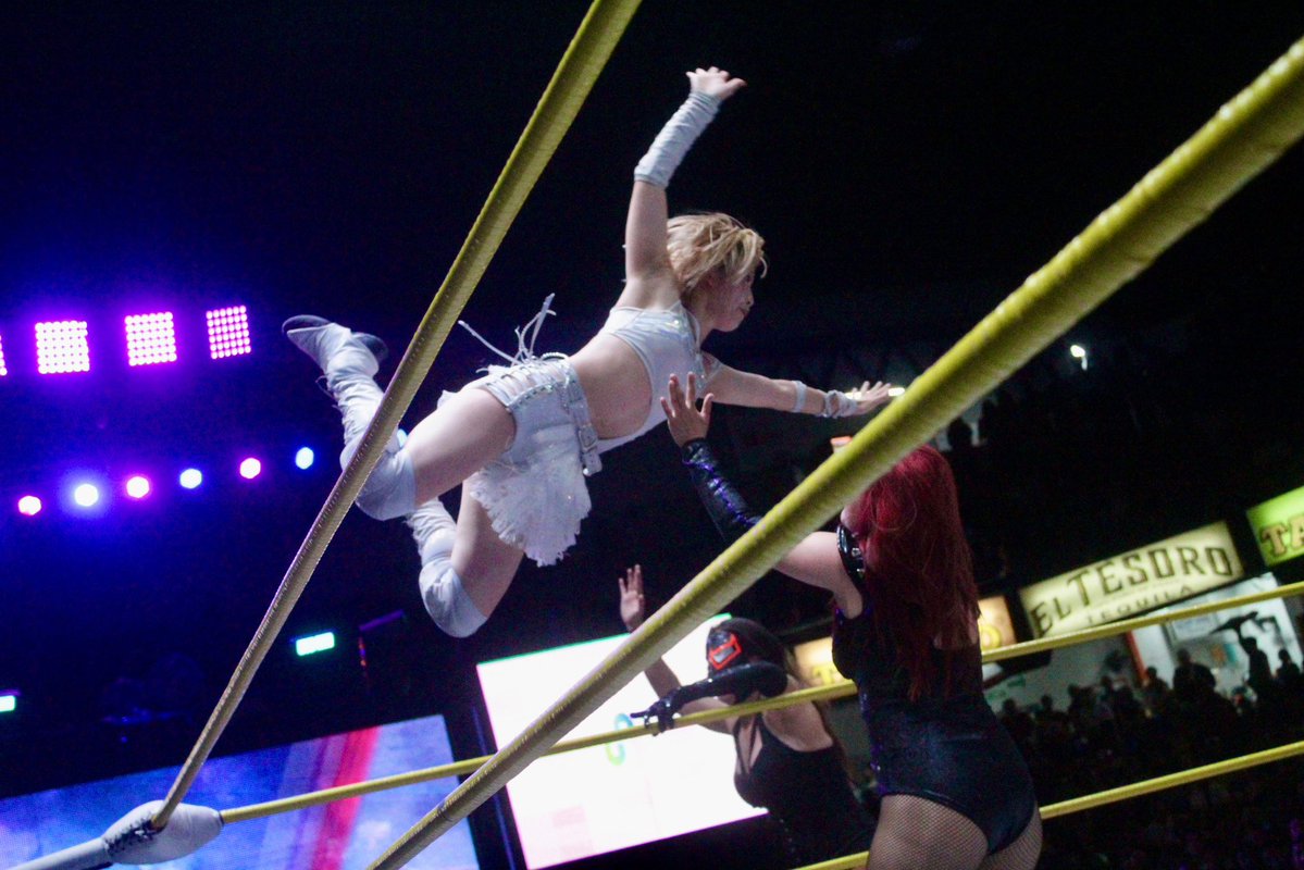 CMLL_OFICIAL's tweet image. La rivalidad entre Lluvia y Dark Silueta volvió a encender la lona tapatía. Esta vez, la técnica, con apoyo de Yuki Mashiro, salió avante ante el equipo rudo de Silueta y Sanely.
#MartesDeGlamourCMLL #CMLL