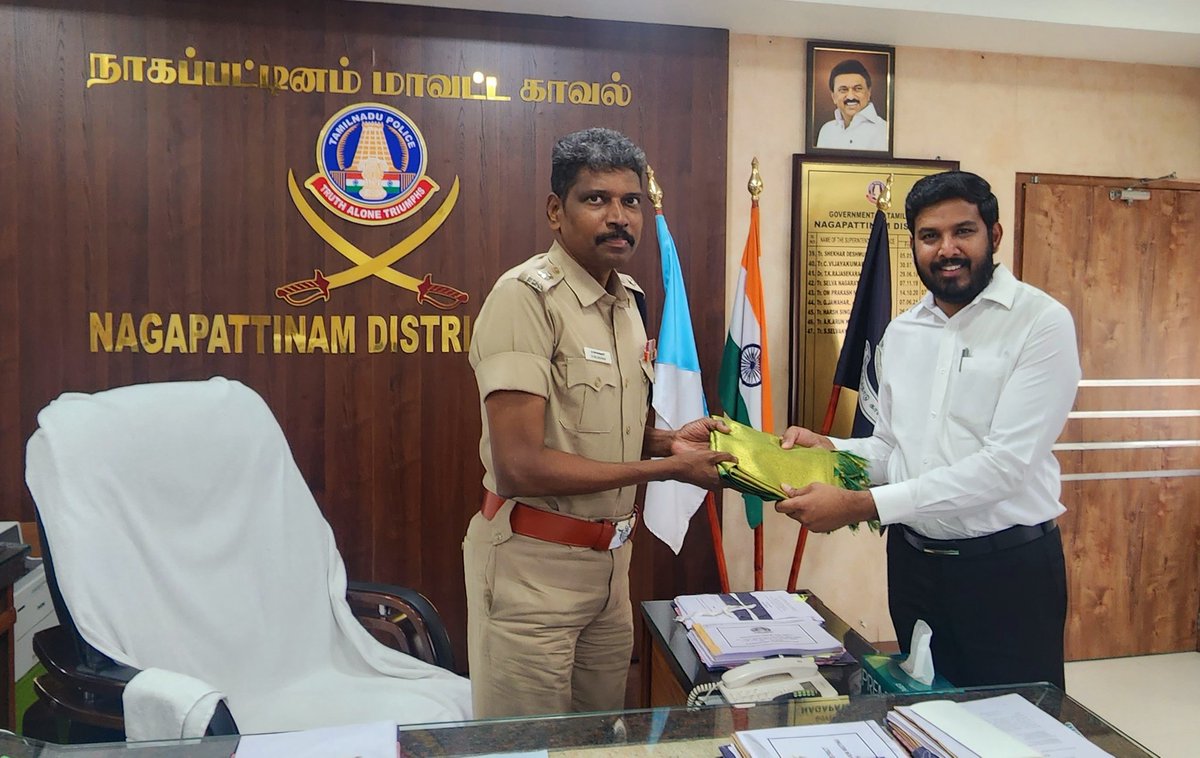 நாகப்பட்டினம் மாவட்ட காவல் கண்காணிப்பாளர் உயர்திரு S.செல்வகுமார் IPS அவர்களை மரியாதை நிமித்தமாக சந்தித்தேன்.
#AloorShanavas 
#NagapattinamMLA #VCK