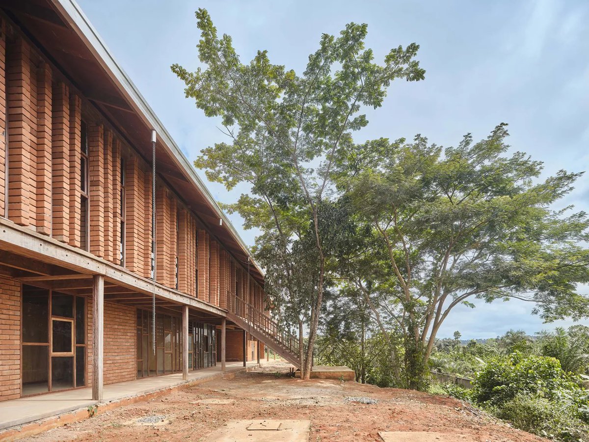 mbeatowe's tweet image. Architecture in Cameroon - Located in Soa, near Yaoundé, Cameroon, the African Flow School emerges as a spatial manifestation of a pedagogical framework rooted in cultural continuity and low-impact construction. The design resists the notion of architecture as an imported…